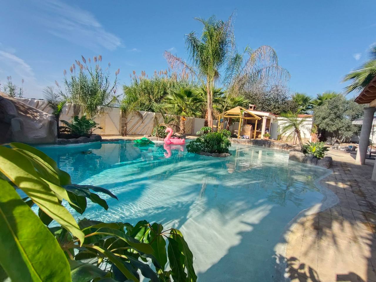 Piscina residencial rehabilitada con acabado arena