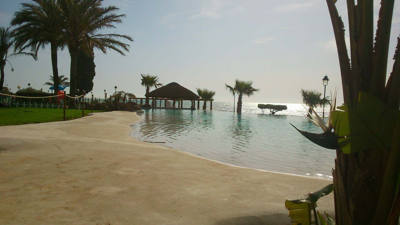 Reforma de piscina con acabado arena premium